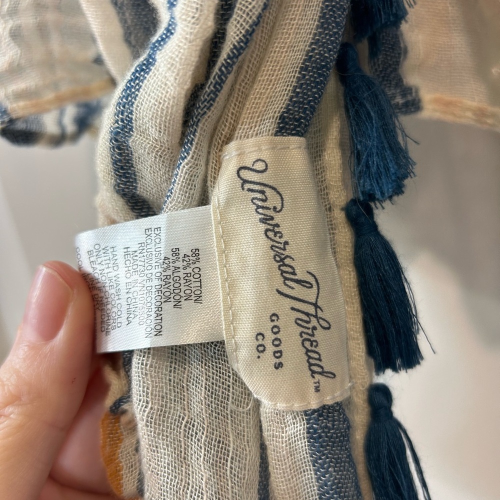 Universal Thread Scarf - Picture 3 of 4